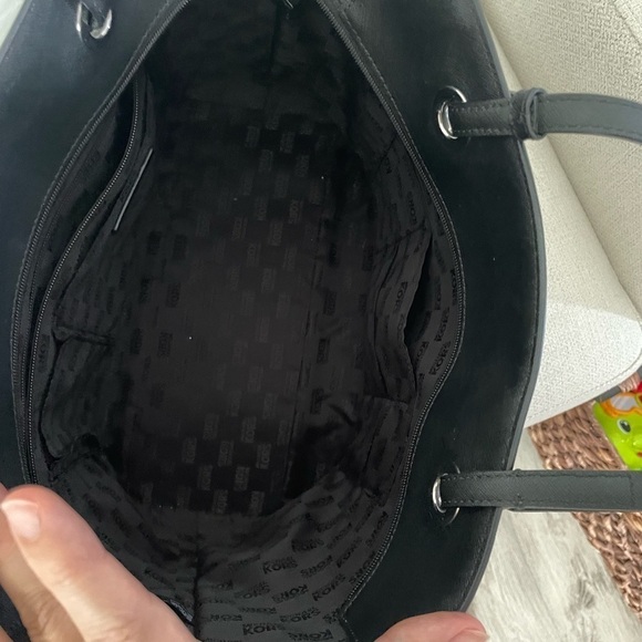 Michael Kors Walsh
Multifunctional Leather Tote Bag
Handbag Black - Picture 4 of 9